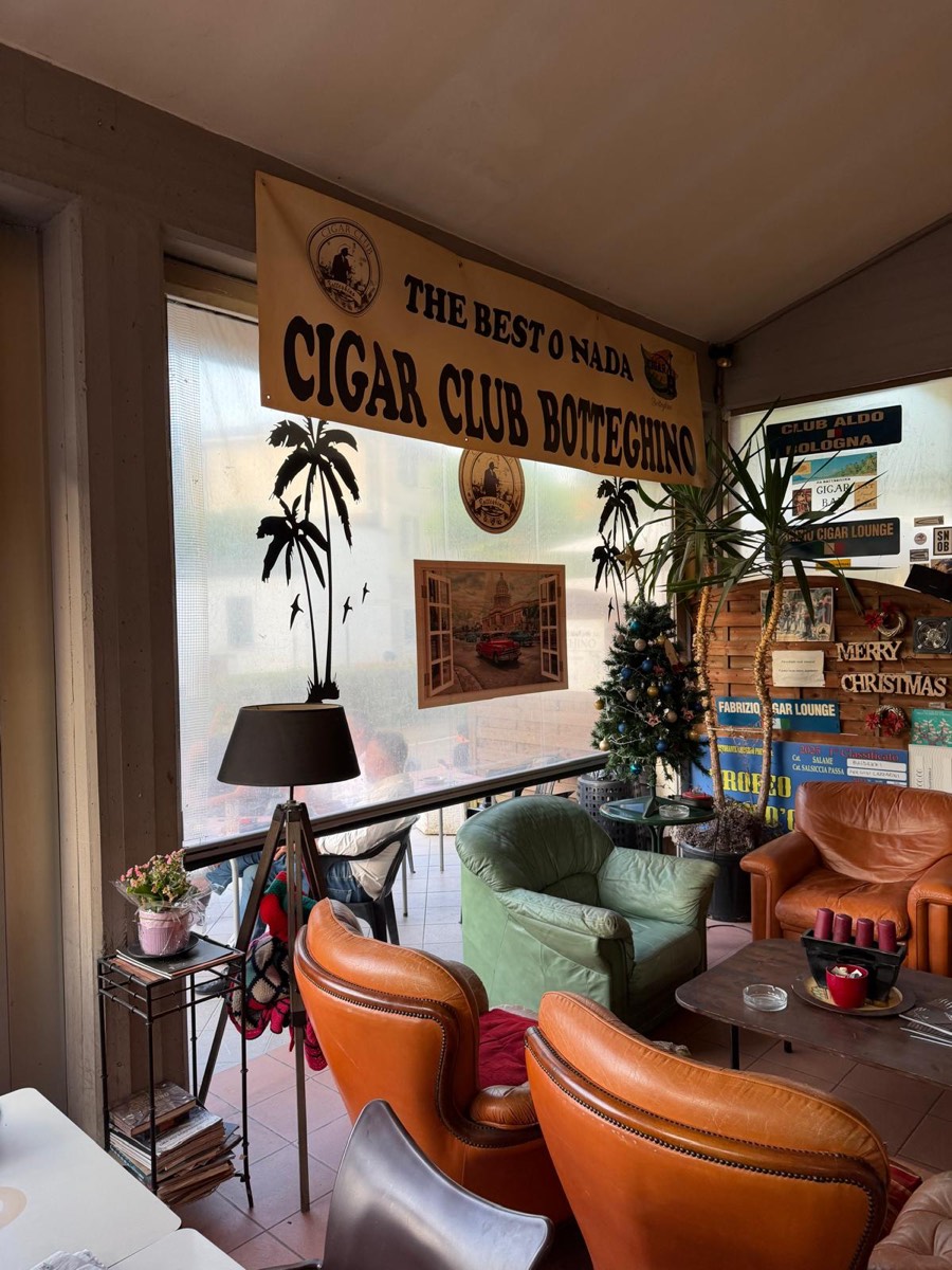 Il salotto del Cigar Club Botteghino con poltrone in pelle