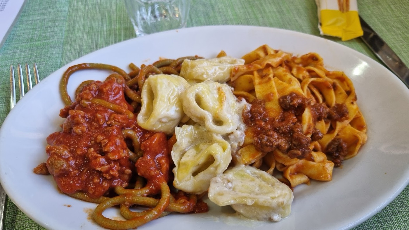 Un piatto di primi fatti in casa: tagliatelle, tortelloni e tortellini