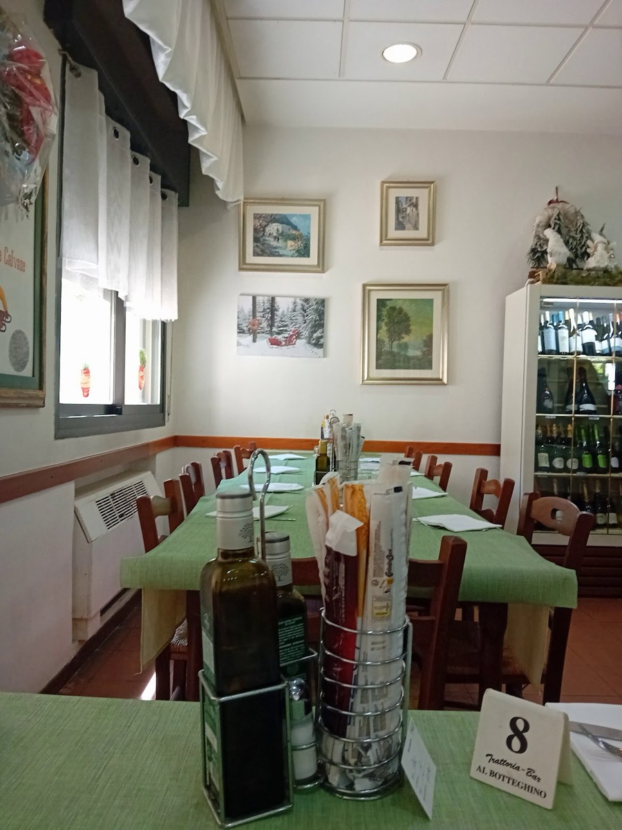 La seconda sala con la cantina dei vini a vista